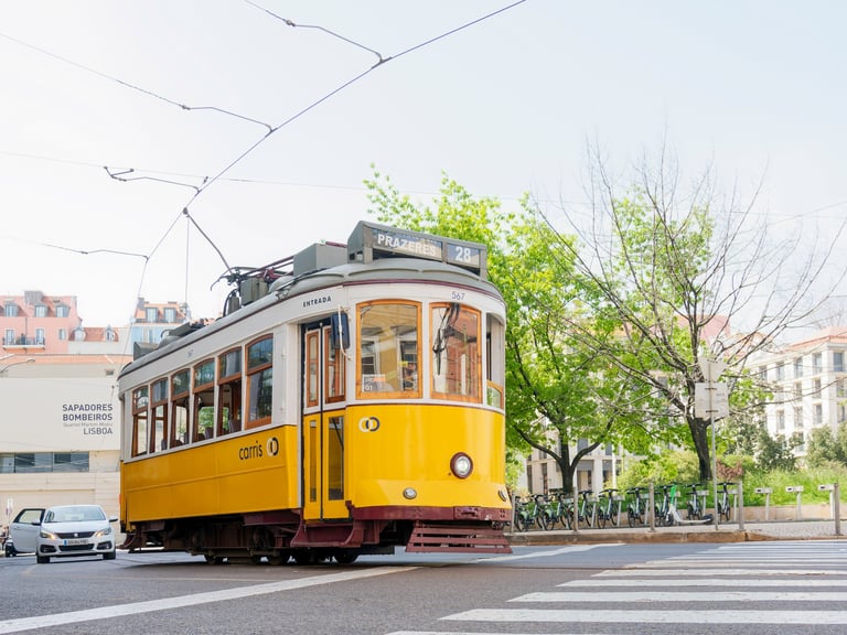 Lizbon'da geleneksel sarı tramvay 28